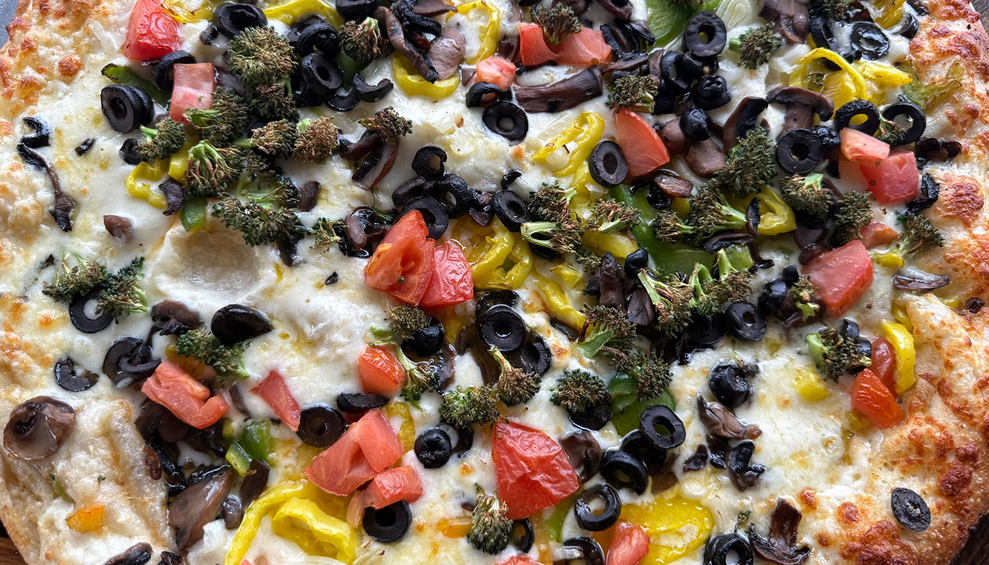 Veggie Pizza with White Sauce image